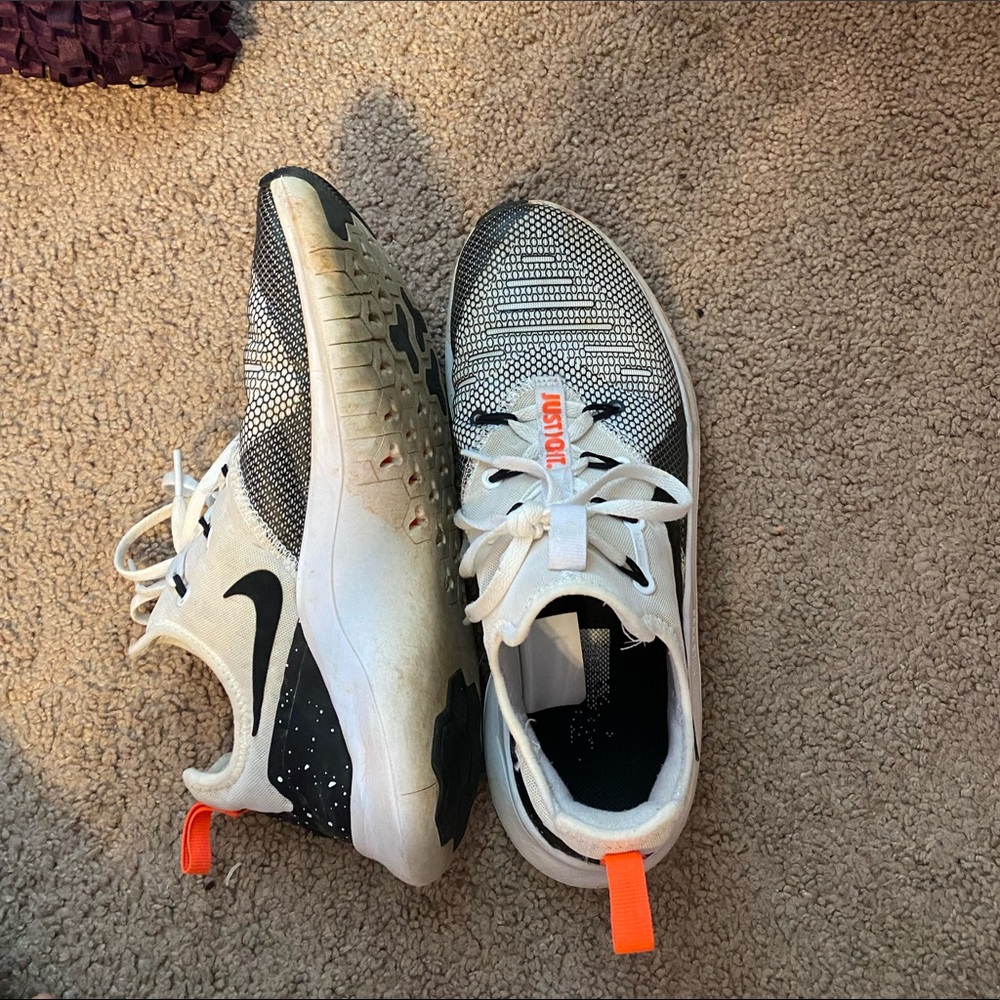 Tennis shoes